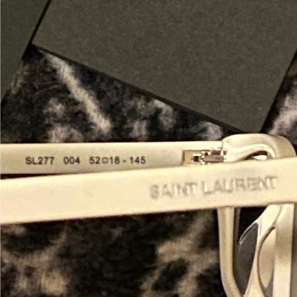 Saint Laurent white cat eye in very good condition, comes with case. - Picture 3 of 4